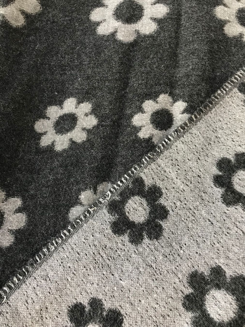 Foulard & Sciarpe: Schal grau mit Blumen, 100%Lana – Usato da Kilchberg venduto da boudoir076 2