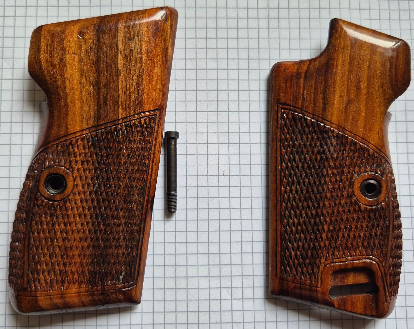 Schützensport: original Griffschalen SIG P210 – Gebraucht aus Illnau von Moli77