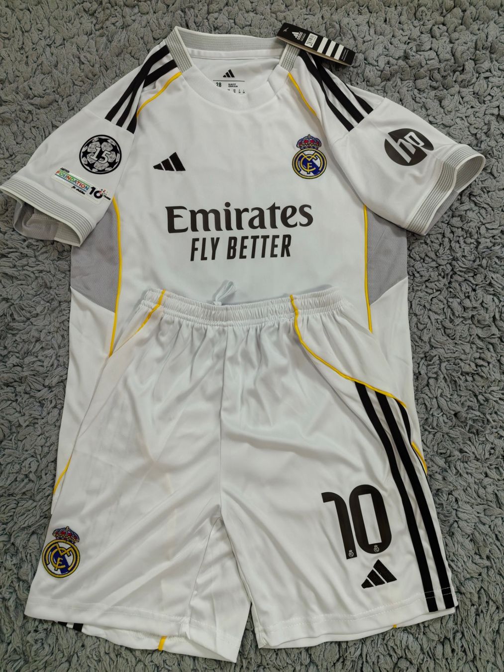 Real Madrid Scarpe, pantaloni & magliette da ginnastica: Real Madrid Trikotset Mbappe 128cm – Nuovo (secondo la descrizione) da Mellingen venduto da JLLEA25 1