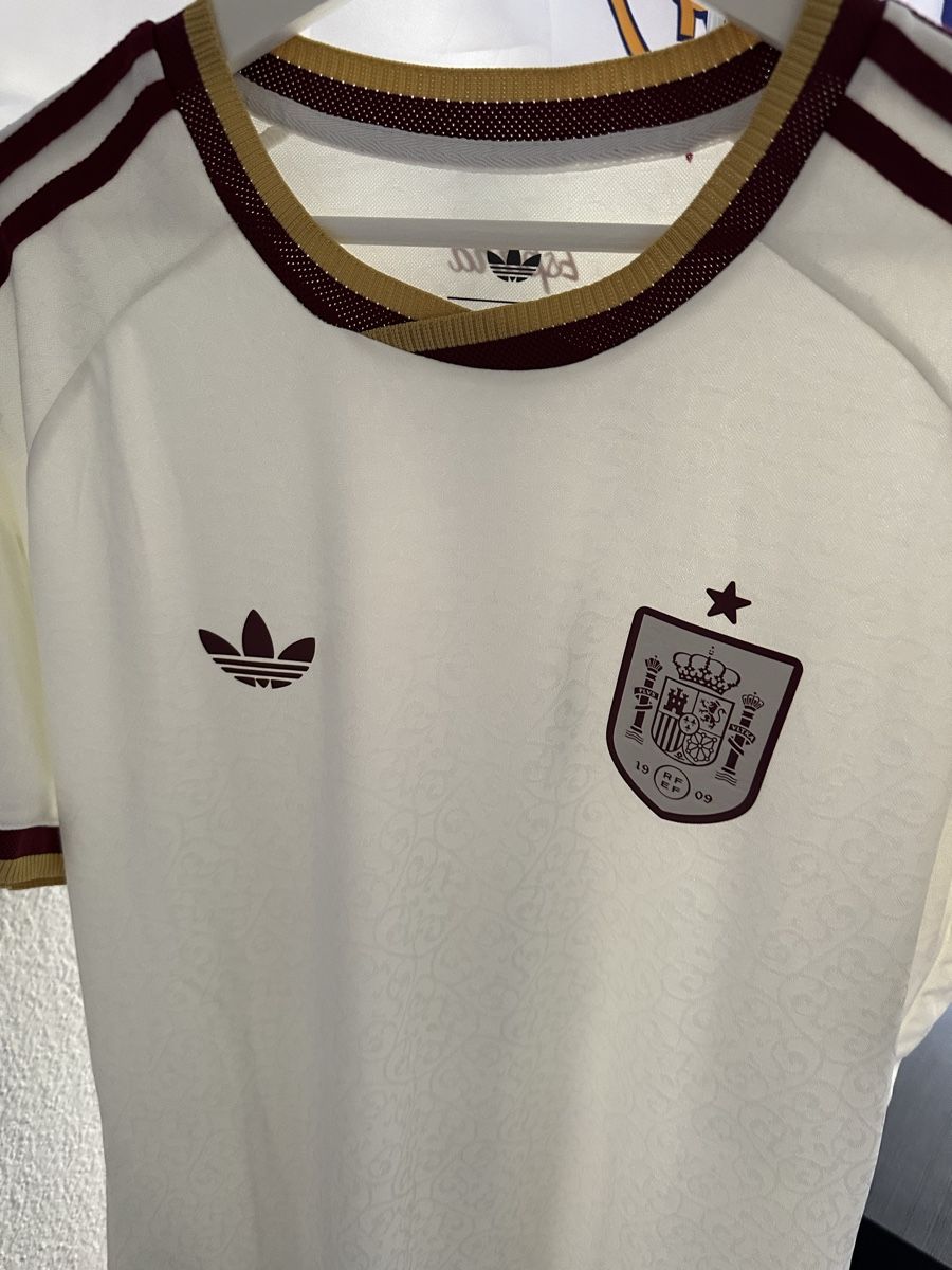Adidas Canottiere & Pantaloni: Spanien Away Trikot Spielerversion Grösse L – Nuovo (secondo la descrizione) da Kehrsatz venduto da shabirrezai27 1