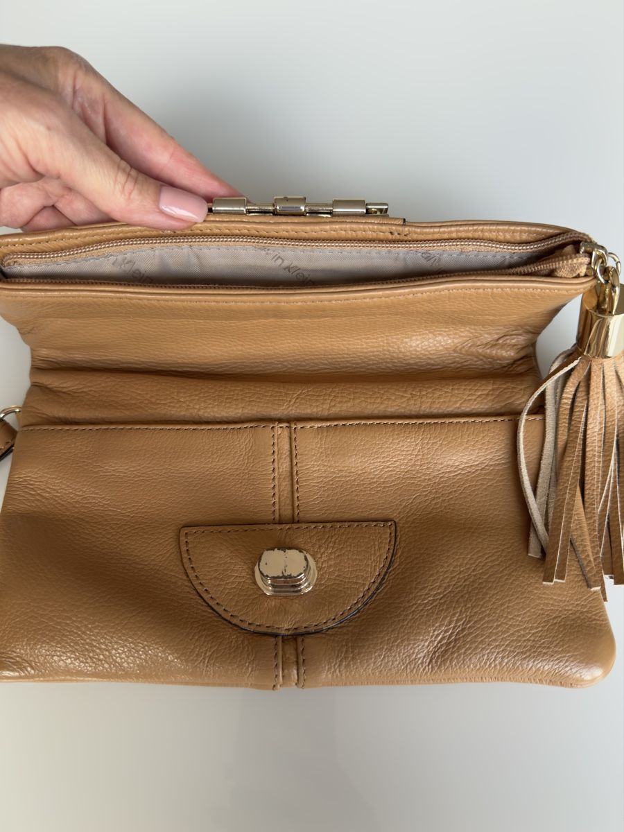 Calvin Klein Borse da donna: GENTLY USED CALVIN KLEIN GENUINE LEATHER CLUTCH – Usato da Forch venduto da ele_9gsf 4