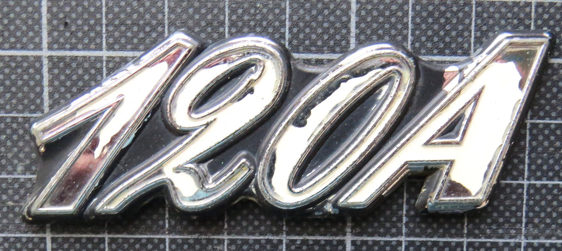 Tutti pezzi di ricambio auto: Datsun 120A Schriftzug – Usato da Ettingen venduto da campione_1