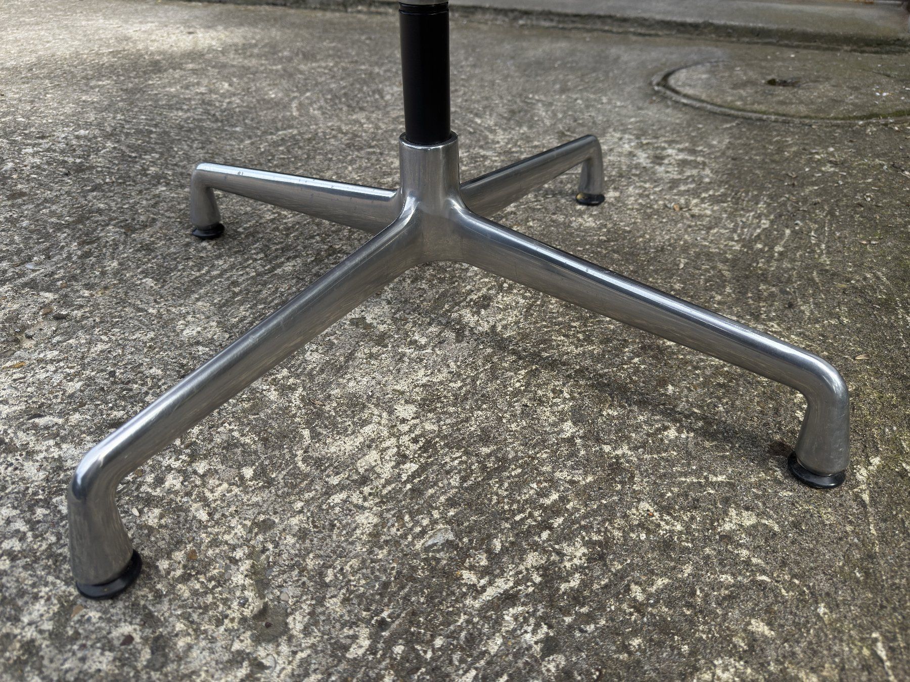 Eames Sedie: Vitra Eames Aluminium Chair EA 106 – Usato da Ulisbach venduto da Mithrandirr 9