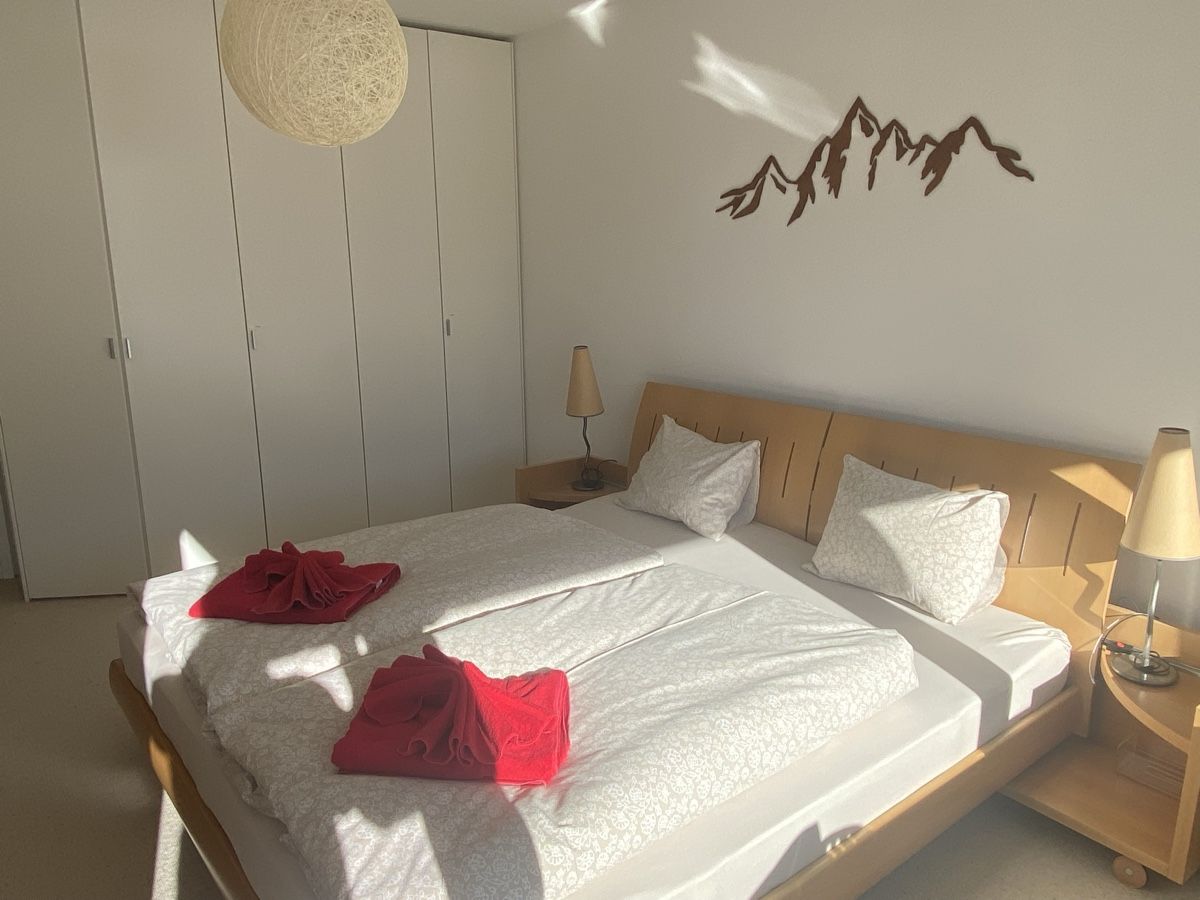 Letti: Schönes Holz Doppelbett – Usato da Davos Platz venduto da kgeldard 2