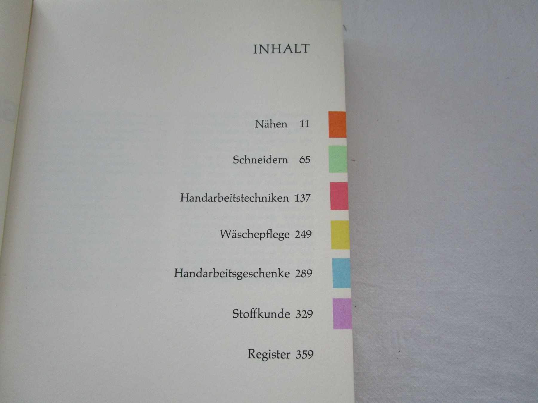 Livres: Handarbeitsbuch / mit Massband Nadel Garn und Schere – D'occasion à Grenchen par Uhus15 1