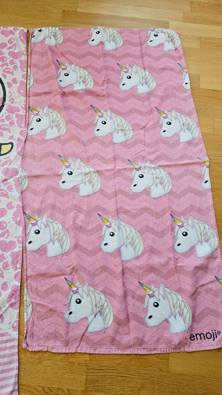 Hello Kitty Teli da bagno: Badetücher Hello Kitty und Emoji Einhorn – Usato da Bubikon venduto da diditoto 2