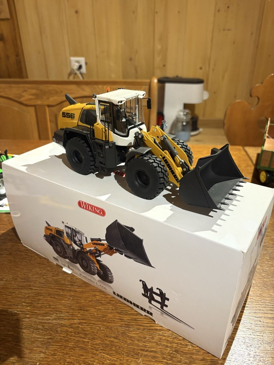 Liebherr Kit di modellismo & Modellini statici: Liebherr radlader L556 1:32 – Nuovo (secondo la descrizione) da Maracon venduto da tro_chq5