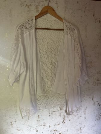 Weisse Sommerjacke mit Spitze, Grösse M, Top Zustand!