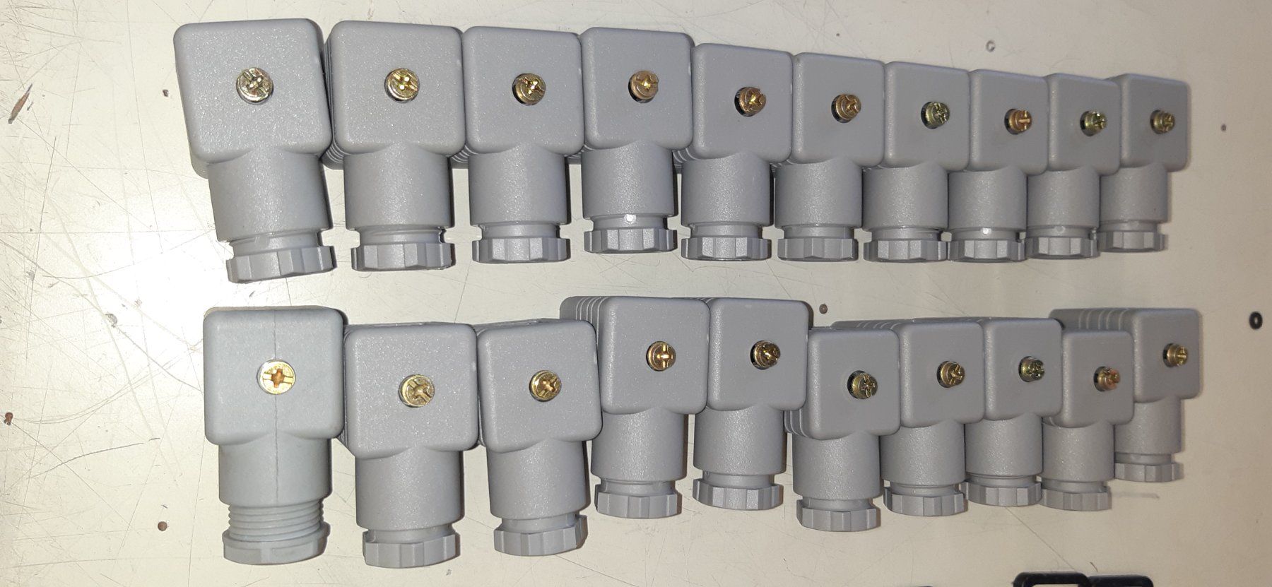 Componenti elettronici: 20 Stk. Ventilstecker Bauform A 18mm Hirschmann – Usato da Fehraltorf venduto da STEMAC01TK