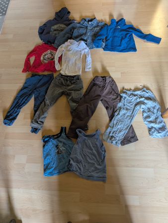 Kinderkleidung Konvolut 11 Teile Hosen Oberteile Grösse 116.
