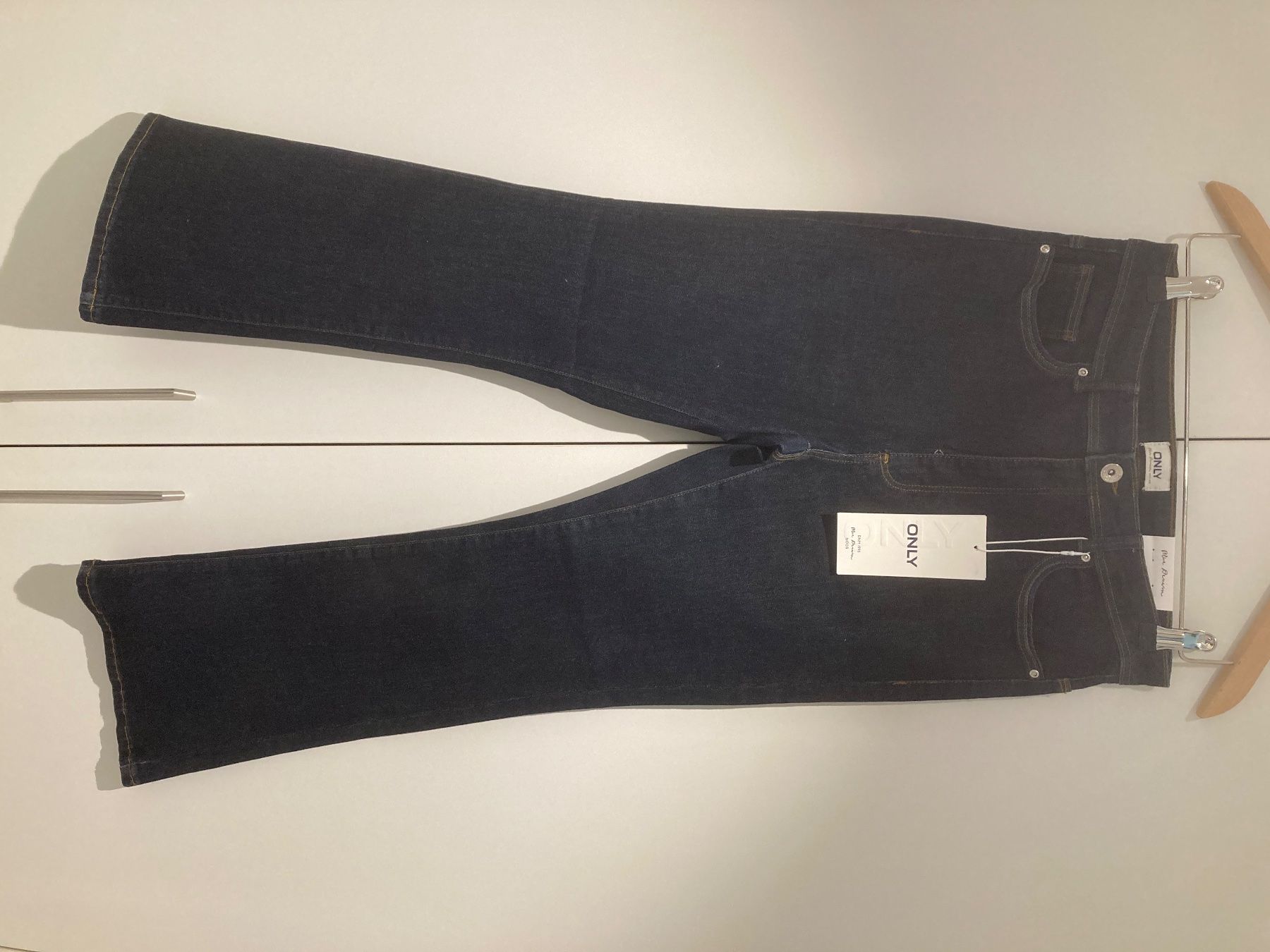 Only Jeans: Flared Jeans / only – Neuf avec emballage d'origine à Staffelbach par var_v8x9