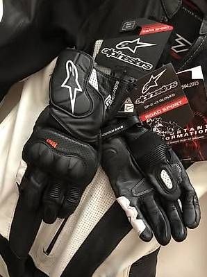 Lotti di vestiti: RST Lederkombi, Helm Caberg, Alpinestar Handschuhe – Usato da Volketswil venduto da oli_9mgr 2