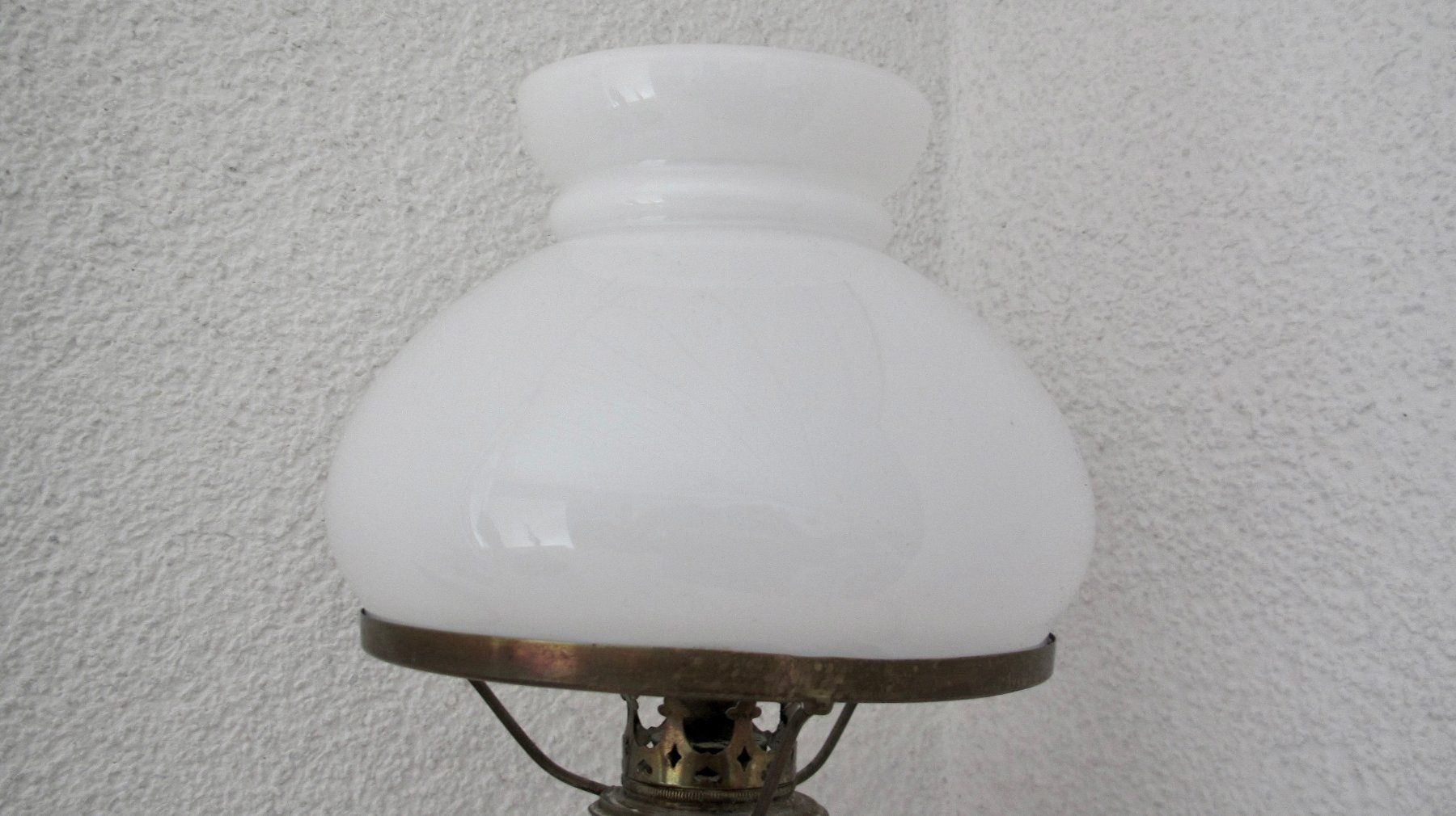 Lampade: LAMPE A PETROL EN OPALINE ANCIENNE – Usato da Murten venduto da Selliot 2