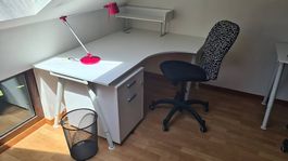 Bureau IKEA blanc complet, corps, chaise, lampe