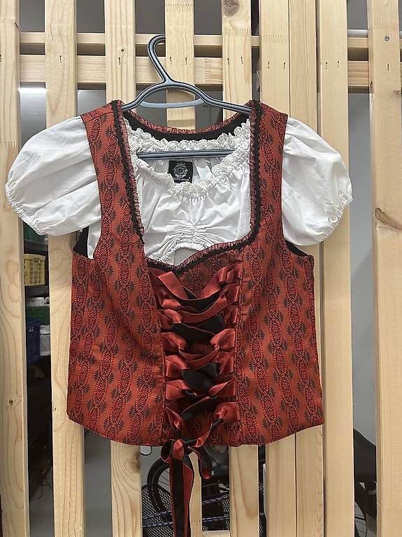 Costumes: Tracht/Dirndl Oberteile  – D'occasion à Goldach par ann_syf8