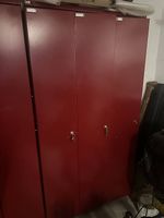 Roter Metallschrank (3 Türen)