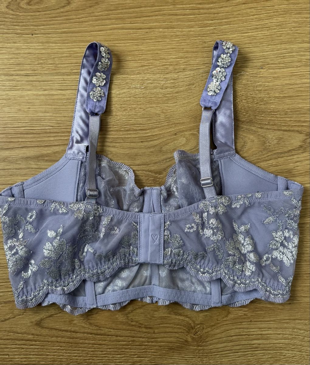 Victoria's Secret Altra biancheria intima: Lila Victoria Secret Sequin Bra – Usato da Dinhard venduto da emi_6jdk 1