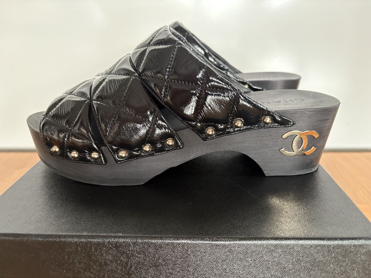 Chanel Scarpe da donna: Orginal Chanel Clogs - Gr. 40 – Usato da Salenstein venduto da Stella0805