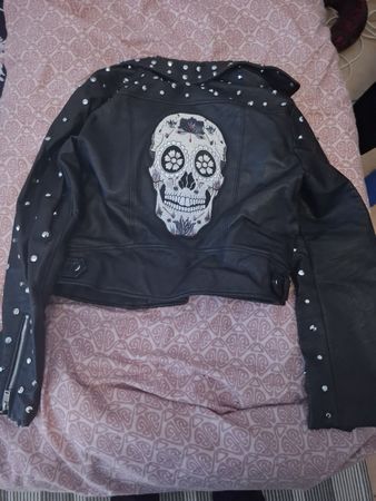 Giacca in pelle Zara Basic con borchie e teschio 💀
