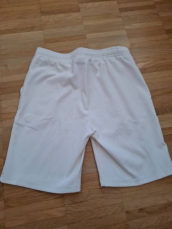 Pantaloni: Shorts YANGSTER  – Usato da Niederuzwil venduto da Liberatopixel 1