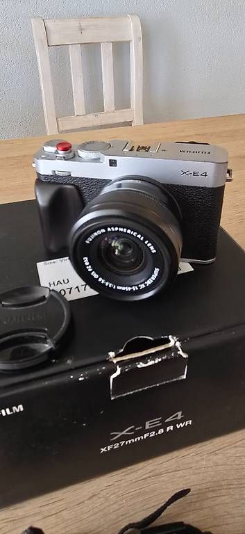 Fujifilm Appareil photo: Fujifilm X-E4 silver kit avec XC 15-45 – D'occasion à Villars-sur-Glâne par Zoyah 1