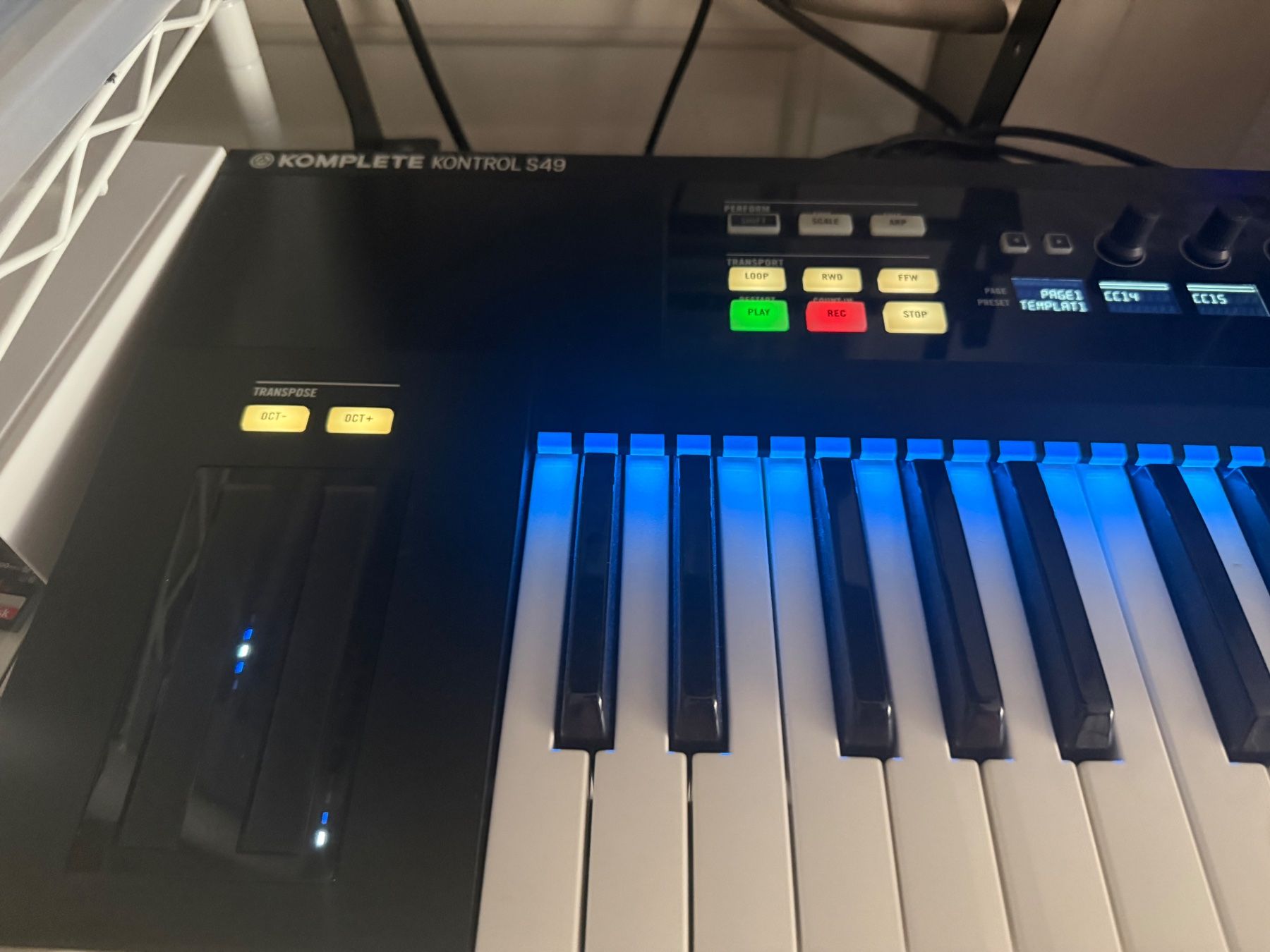 Console di mixaggio: Native Instruments Maschine Kontrol S49 MIDI Keyboard Con... – Nuovo (secondo la descrizione) da Zürich venduto da fawziahmed 1