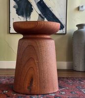 Skulpturaler Hocker / Beistelltisch aus massivem Holz, aus e