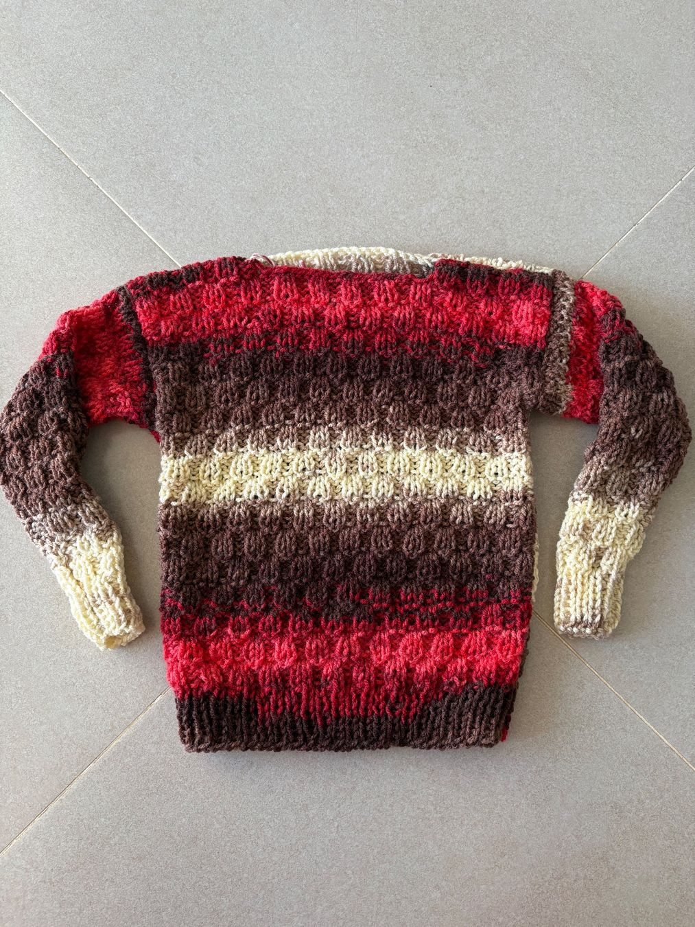 Pulls et sweat-shirts: Gestrickter Pullover Mehrfarbig Grösse ca. 98 Handmade – Neuf avec emballage d'origine à Basel par Tierschutz-Flohmi