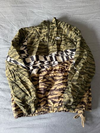 Nike Windbreaker Jacke Camouflage Muster Grösse M Neuwertig