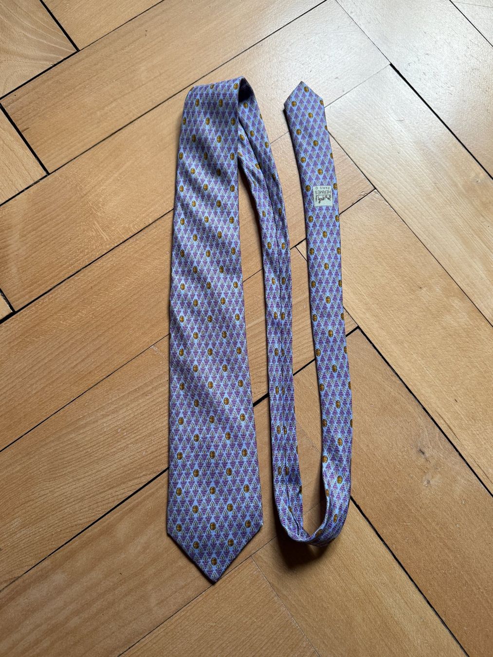 Hermès Cravatte: HERMÈS - Seide Krawatte blau-violett mit Weintrauben – Nuovo (secondo la descrizione) da Zürich venduto da Diazaio