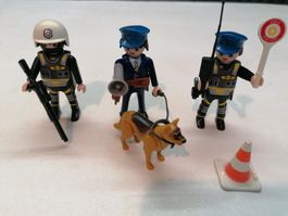 3 Polizisten Swatt Anti Terror Team mit Polizei Schäferhund