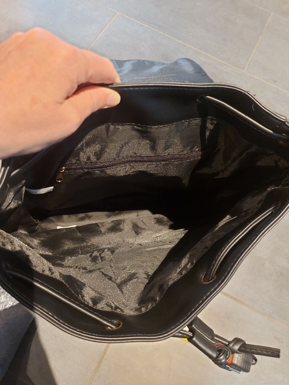 Zaini: Schicker schwarzer Rucksack für Alltag oder Freizeit – Nuovo (secondo la descrizione) da Trimbach venduto da Shanja99 4