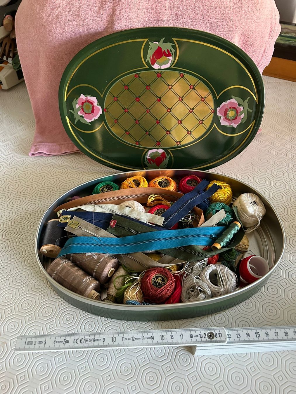 Kit bricolage: Scatola di latta con materiale da cucito misto – Usato da Melano venduto da H-Sara