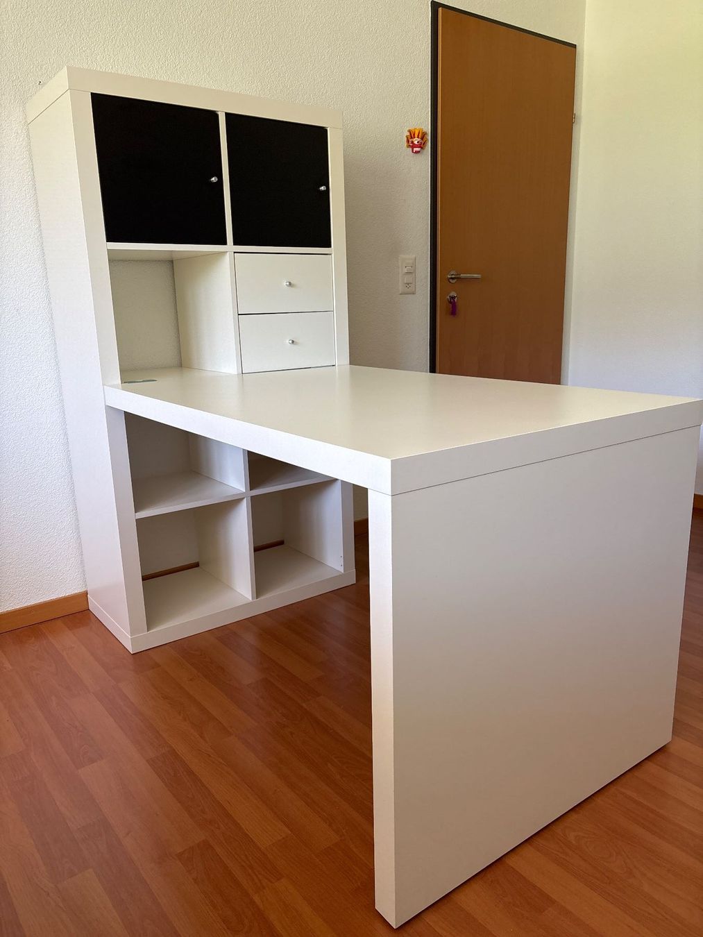Ikea Scrivanie: Ikea Kallax mit Pult / Schreibtisch – Usato da Sattel venduto da nat_g7f9 2