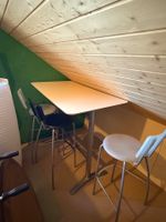 Stehtisch mit 3 Barhocker