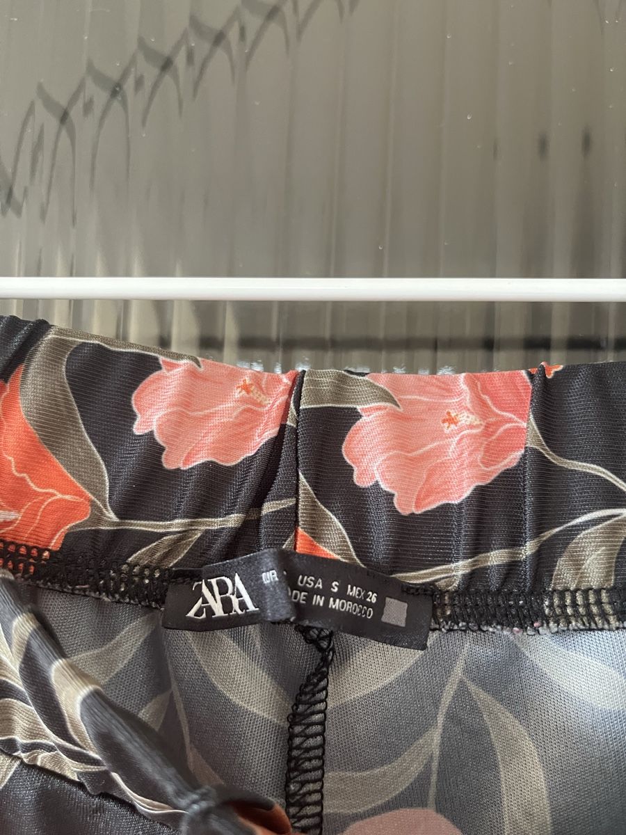 Zara Pantalons: Pantalon à fleurs Zara  – D'occasion à Fribourg par ine_y5jc 2