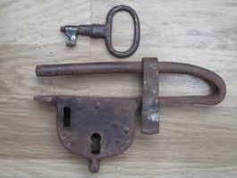 Antikes Vorhängeschloss mit Schlüssel