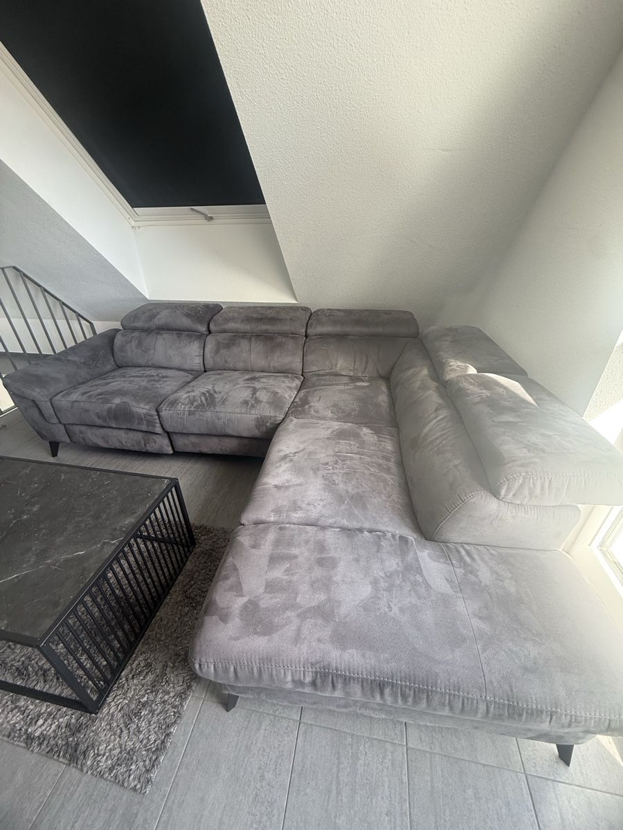 Sofas: Ecksofa Elektronisch grau mit Tisch – D'occasion à Grenchen par Nando.O