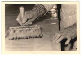 11 Fotografien Tapezierer bei der Arbeit
