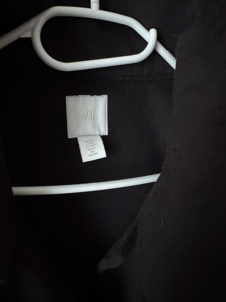 H&M Altro in  Abbigliamento & Accessori: Cape schwarz H&M – Usato da Buochs venduto da nik_r7gm 3