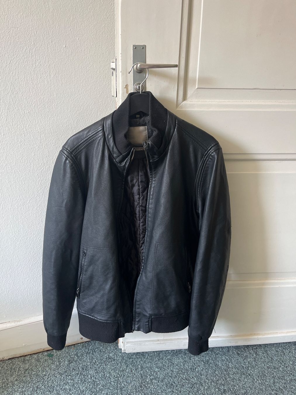 Vestes: Lederjacke schwarz Bomberjacke Grösse L gebraucht – D'occasion à Luzern par stui_0522