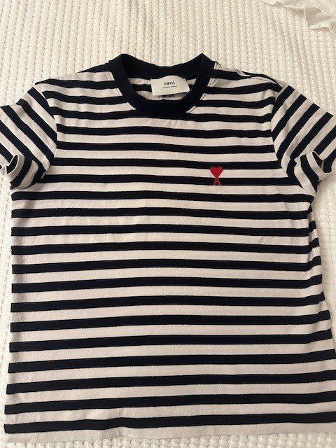 T-shirt: Ami Paris T-Shirt – Nuovo (secondo la descrizione) da Münchenbuchsee venduto da ela_msl2 2