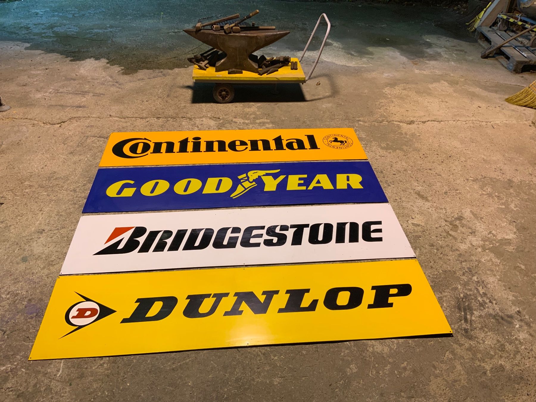 Goodyear Insegne: Original Schilderset Continental, Goodyear, Bridgestone, ... – Usato da Willisau venduto da Minali 1