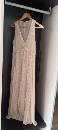 Abito lungo rosa cipria con pizzo floreale – S