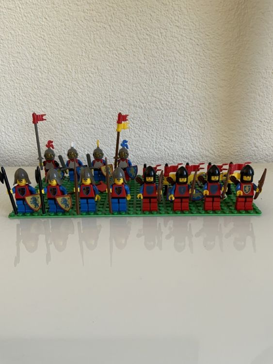 LEGO Ritter Sammlung Figuren Flaggen Waffen (Gebraucht) in Edlibach für ...