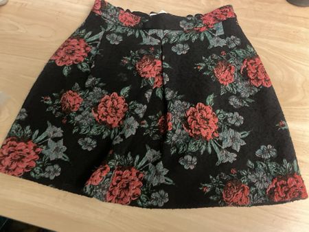 Zara Mädchen Winterjupe Gr. 152 Blumenmuster schwarz