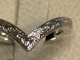 Bague chevron, motif gravé. Élégance assurée!