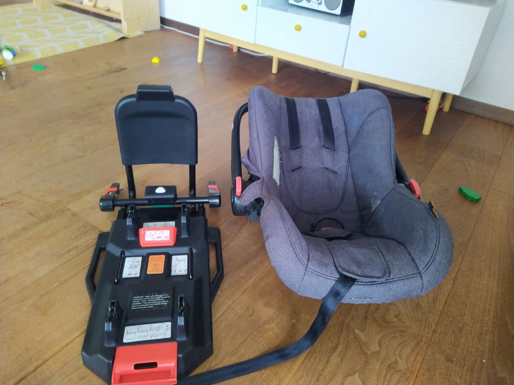 ABC Design Seggiolini per auto: Isofix Basisstation und babyschale  abc design samba 4 – Usato da Brienz BE venduto da TochtersSparschwein