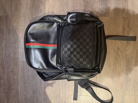 Rucksack schwarz Kunstleder mit Streifen guter Zustand