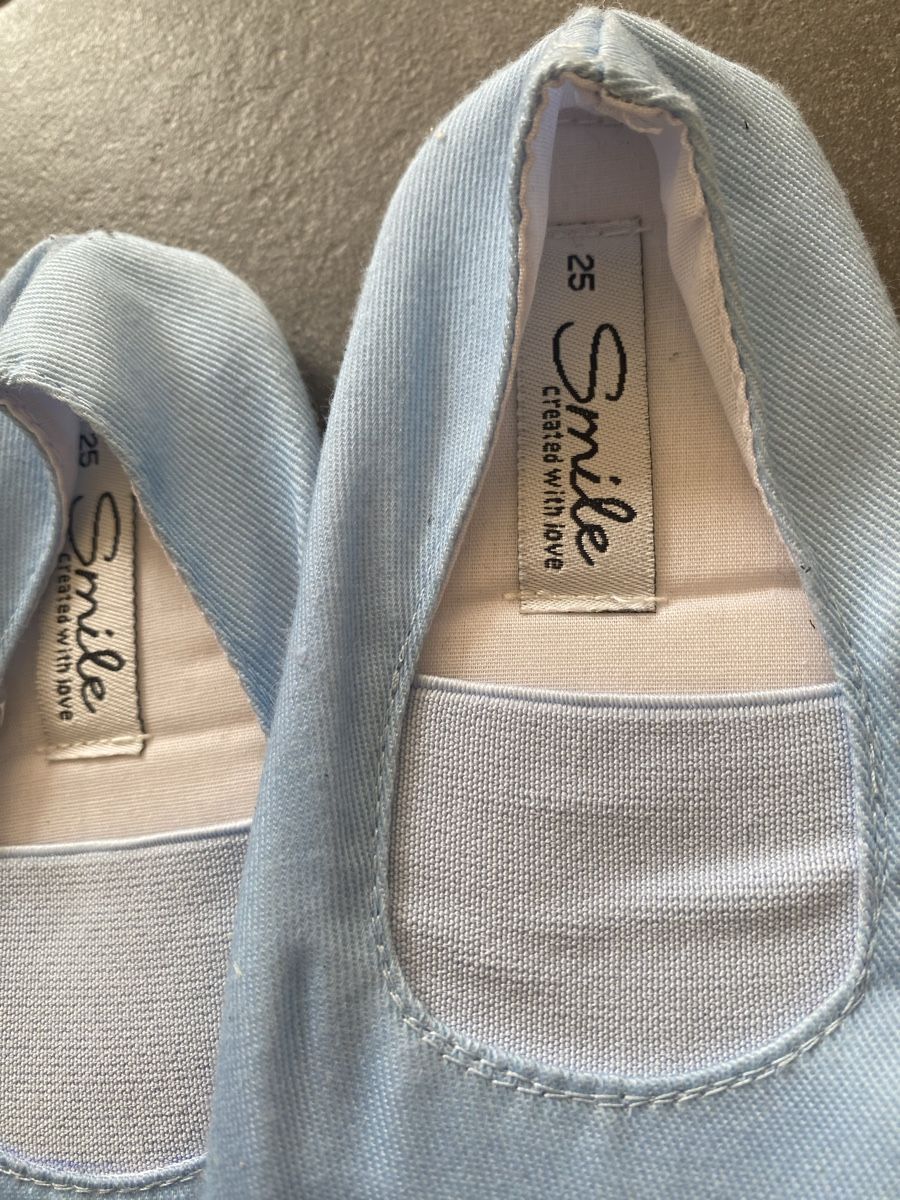 Scarpe per ragazzi: NEU 2x Hausschuhe/Schläppli Grösse 25 – Nuovo (secondo la descrizione) da Binningen venduto da Eober 2